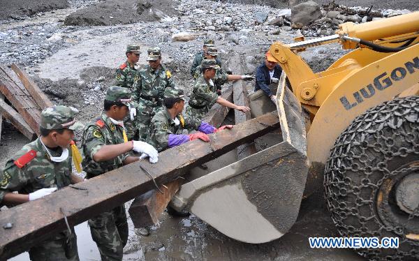 Rescuers search for the missing people in Puladi Town, Gongshan of southwest China's Yunnan Province, Aug. 22, 2010.