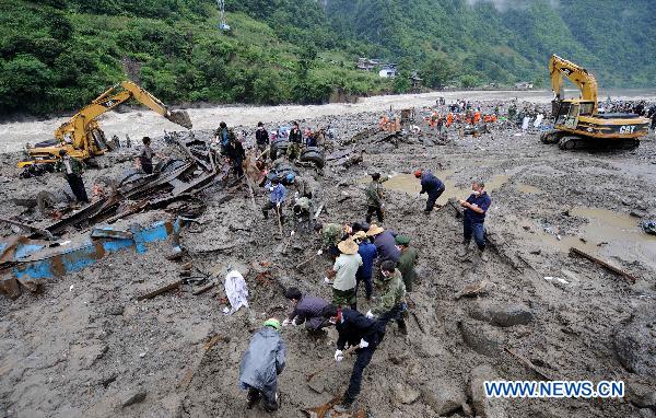 Rescuers search for the missing people in Puladi Town, Gongshan of southwest China's Yunnan Province, Aug. 22, 2010.