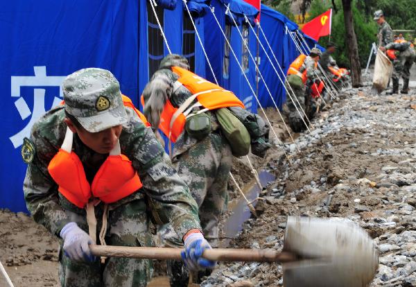  Li Kangjun, a young soldier born in 1992, works on his duty in landslide-hit Zhouqu County, Gannan Tibetan Autonomous Prefecture in northwest China's Gansu Province, Aug. 23, 2010.