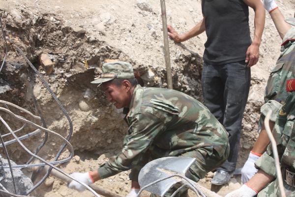 Photo taken on Aug. 9, 2010 shows Wang Shaofei, a young soldier born in the 1990s, working on his duty in landslide-hit Zhouqu County, Gannan Tibetan Autonomous Prefecture in northwest China's Gansu Province, Aug. 23, 2010.