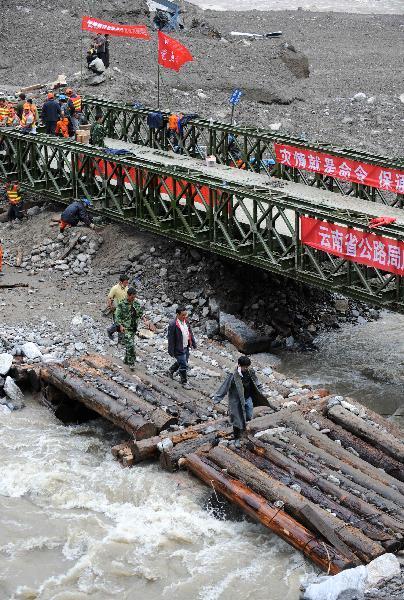 A steel bridge is built up across a river in Puladi Town in the mudslide-hit Gongshan, southwest China's Yunnan Province, Aug. 23, 2010.