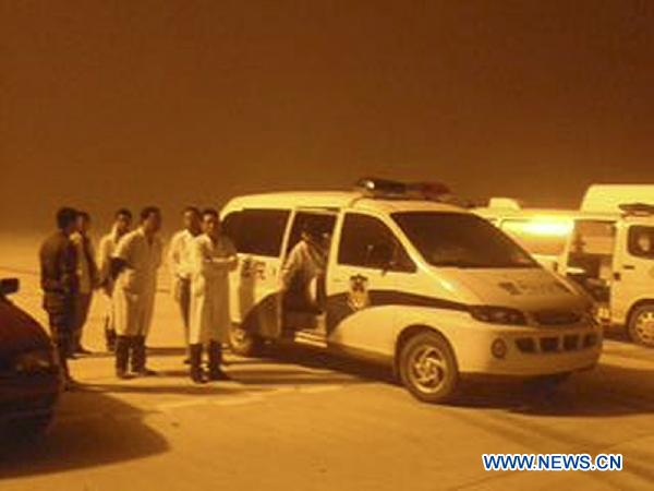 Rescuers and ambulances prepare for medical treatment of the injured near the site of the plane accident in Yichun, northeast China&apos;s Heilongjiang Province, Aug. 24, 2010.