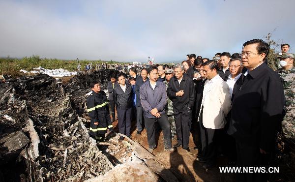 Chinese Vice Premier Zhang Dejiang (R, front) inspects the site where a passenger plane crashed in Yichun City, northeast China's Heilongjiang Province, Aug. 25, 2010. 