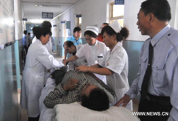 A man wounded in the air crashed is sent to a hospital in Yichun City, northeast China's Heilongjiang Province, Aug. 25, 2010.