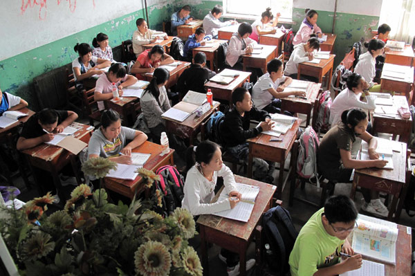 Middle school students take class after the flood in Soudengzhan town, Chuanying district of Jilin City, northeast China's Jilin Province, Aug 23, 2010.