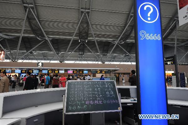 A blackboard shows the information of canceled flights of Henan Airlines at the Xinzheng International Airport in Zhengzhou, capital of central China&apos;s Henan Province, Aug. 25, 2010. 