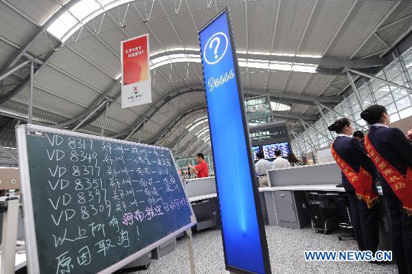 A blackboard shows the information of canceled flights of Henan Airlines at the Xinzheng International Airport in Zhengzhou, capital of central China&apos;s Henan Province, Aug. 25, 2010. 