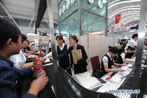 Passengers change flights or return tickets after their flights of Henan Airlines are canceled at the Xinzheng International Airport in Zhengzhou, capital of central China&apos;s Henan Province, Aug. 25, 2010. 