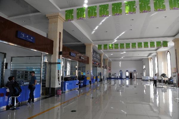 Photo taken on Aug. 25, 2010 shows an empty hall in the Lindu Airport after the administration temporarily closed the airport in Yichun City, northeast China's Heilongjiang Province. 
