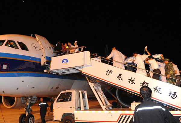 Medical workers take injured people to the plane heading for Harbin, capital city of Heilongjiang province, Aug 25, 2010. [Xinhua]
