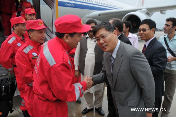 Chinese Ambassador to Pakistan Liu Jian (R) shakes hands with Huang Jianfa, head of the China International Search and Rescue Team (CISAR), on their arrival at the Chaklala Airbase in Rawalpindi, Pakistan, Aug. 26, 2010. The Chinese rescue team, which is comprised of 36 medical workers and 19 rescue workers and technicians, brought 25 tones of high-tech medical equipments and medicine worth 8 million Chinese yuan. The emergency rescue team left Beijing for the flood-hit areas in Pakistan Thursday morning. (Xinhua/Ahmad Kamal) (yc) 