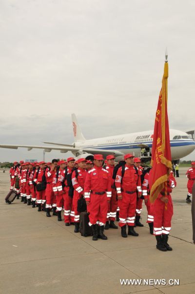 Members of the China International Search and Rescue Team (CISAR) gathered on their arrival at the Chaklala Airbase in Rawalpindi, Pakistan, Aug. 26, 2010. The Chinese rescue team, which is comprised of 36 medical workers and 19 rescue workers and technicians, brought 25 tones of high-tech medical equipments and medicine worth 8 million Chinese yuan. The emergency rescue team left Beijing for the flood-hit areas in Pakistan Thursday morning. (Xinhua/Ahmad Kamal) (yc) 