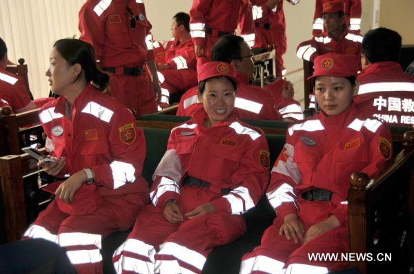 Members of the China International Search and Rescue Team (CISAR) take a short stopover after their arrival at the Chaklala Airbase in Rawalpindi, Pakistan, Aug. 26, 2010. The Chinese rescue team, which is comprised of 36 medical workers and 19 rescue workers and technicians, brought 25 tones of high-tech medical equipments and medicine worth 8 million Chinese yuan. The emergency rescue team left Beijing for the flood-hit areas in Pakistan Thursday morning. (Xinhua/Ahmad Kamal) (yc) 
