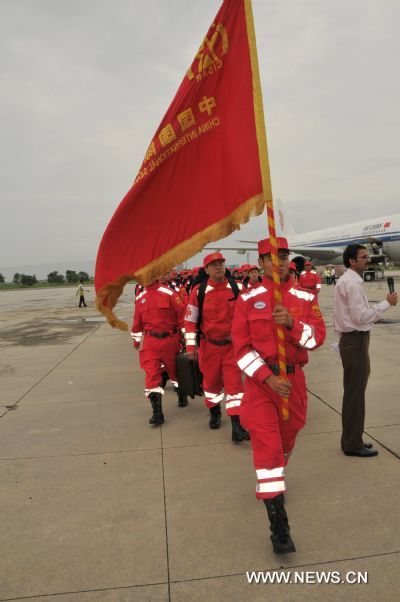 Members of the China International Search and Rescue Team (CISAR) gathered on their arrival at the Chaklala Airbase in Rawalpindi, Pakistan, Aug. 26, 2010. The Chinese rescue team, which is comprised of 36 medical workers and 19 rescue workers and technicians, brought 25 tones of high-tech medical equipments and medicine worth 8 million Chinese yuan. The emergency rescue team left Beijing for the flood-hit areas in Pakistan Thursday morning. (Xinhua/Ahmad Kamal) (yc) 