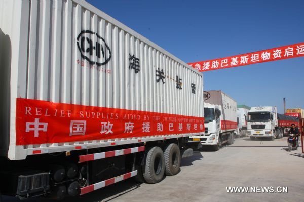 Vehicles carrying relief materials head for Pakistan from Kashi, northwest China's Xinjiang Uygur Autonomous Region, Aug. 27, 2010. More than 30 vehicles carrying relief materials that worth 20 million yuan headed for the flood-hit areas in Pakistan Friday. The materials include life necessities such as rice, flour, sugar and so on. (Xinhua/Zhu Mingjun) (zhs) 