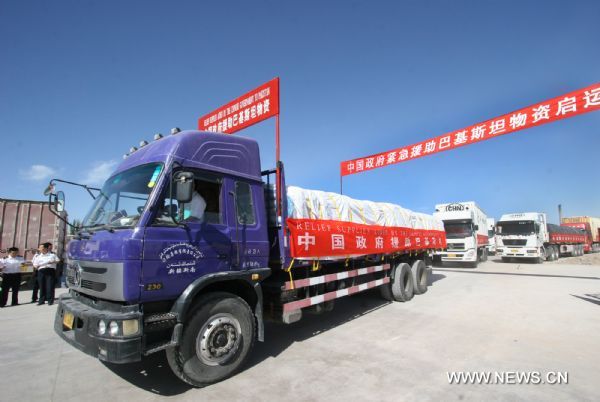 Vehicles carrying relief materials head for Pakistan from Kashi, northwest China's Xinjiang Uygur Autonomous Region, Aug. 27, 2010. More than 30 vehicles carrying relief materials that worth 20 million yuan headed for the flood-hit areas in Pakistan Friday. The materials include life necessities such as rice, flour, sugar and so on. (Xinhua/Zhu Mingjun) (zhs) 