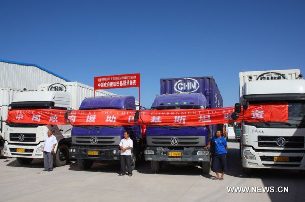 Vehicles carrying relief materials gather before heading for Pakistan from Kashi, northwest China's Xinjiang Uygur Autonomous Region, Aug. 27, 2010. More than 30 vehicles carrying relief materials that worth 20 million yuan headed for the flood-hit areas in Pakistan Friday. The materials include life necessities such as rice, flour, sugar and so on. (Xinhua/Zhu Mingjun) (zhs) 