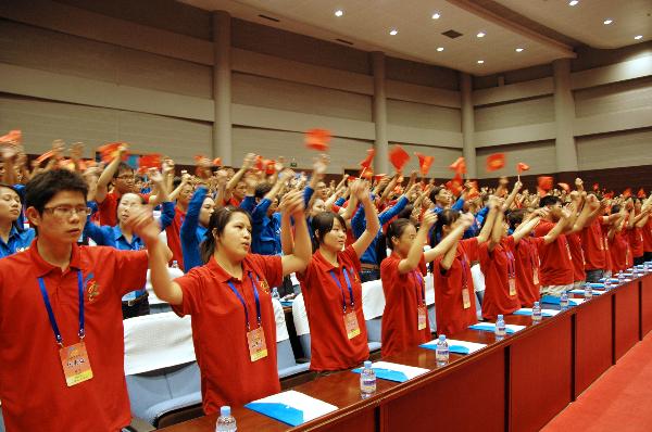 Youngsters from China and Vietnam sing a song together during a friendly forum held in Nanning, capital of southwest China's Guangxi Zhuang Autonomous Region, Aug. 28, 2010. 