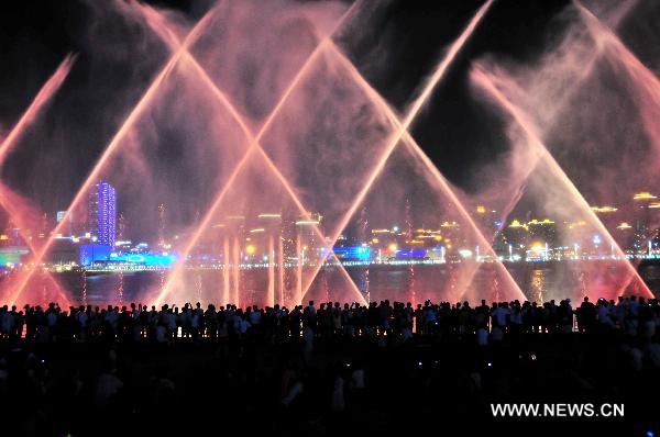 Tourists watch the music fountain in the World Expo Park during the World Expo in Shanghai, east China, Aug. 28, 2010.