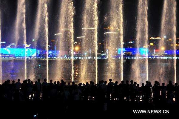 Tourists watch the music fountain in the World Expo Park during the World Expo in Shanghai, east China, Aug. 28, 2010.