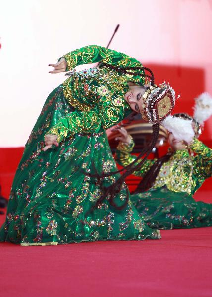 Dancers perform during a ceremony marking the National Pavilion Day for Uzbekistan at the 2010 World Expo in Shanghai, east China, Aug. 31, 2010.