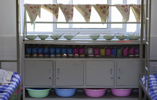 A glimpse of the dormitory of a charity school in Liangshan Yi Autonomous Prefecture, southwest China&apos;s Sichuan Province August 27, 2010. 