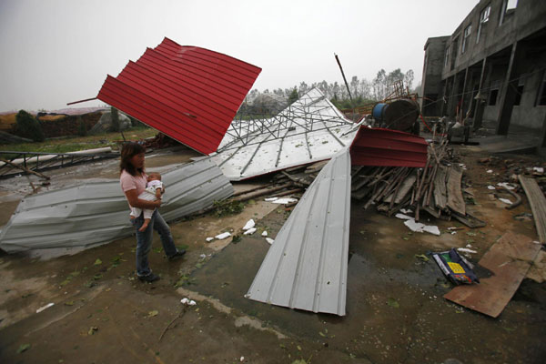 A large greenhouse in Au village of Luoyang is torn down by the storm on Sept 4. 
