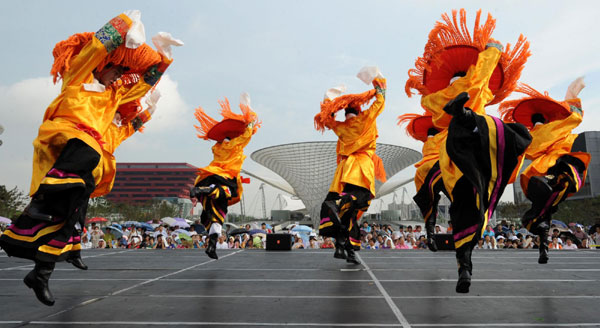 Dancers from Tibet perform wearing their traditional costumes during the opening ceremony of Tibet Culture Week at the Shanghai World Expo on Sept 1.