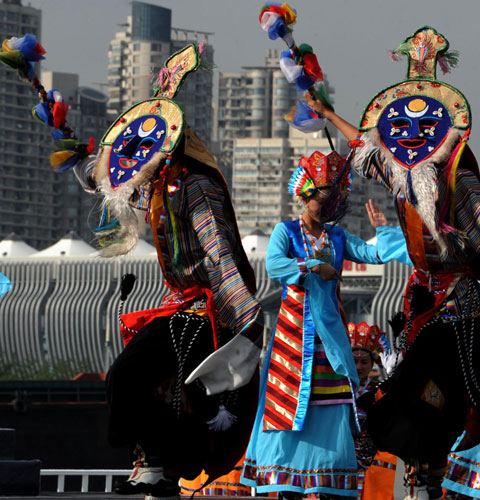 Distinctive dance is performed at the opening ceremony of Tibet Culture Week at the Shanghai World Expo on Sept 1.  