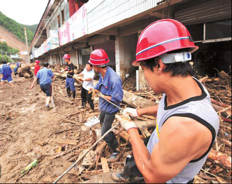 Workers in Gansu restore telecommunication networks in Cheng County, severely damaged by torrential rains last June.