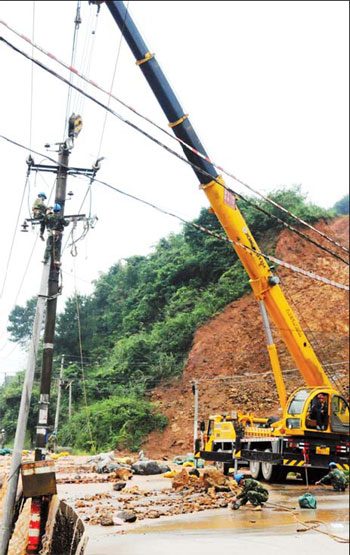 State Grid's Fujian electric company reinstalls power lines in Nanping, Fujian Province, hit by heavy flooding in June. 