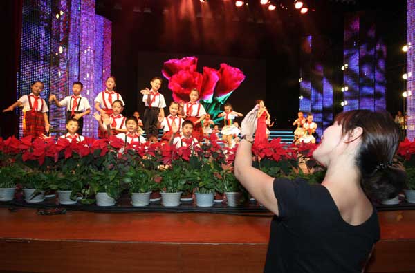 Deaf students at a special education school in Beijing's Dongcheng district participate in a performance to celebrate the upcoming Teachers Day, Sept 7, 2010.