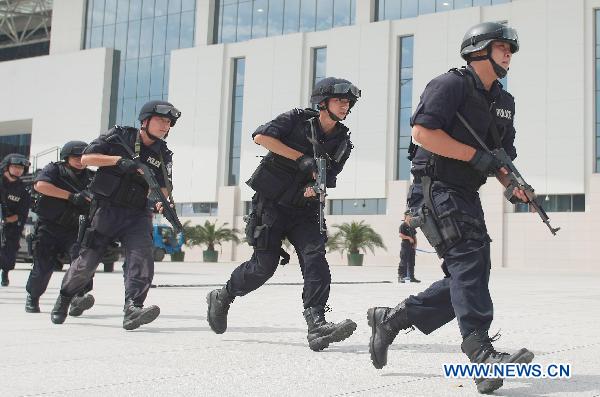Special policemen take part in an anti-terror drill at Tianjin Meijiang Convention and Exhibition Center in Tianjin, east China, Sept. 8, 2010, as a part of preparation for the 2010 Summer Davos Forum which will kick off Sept. 13.