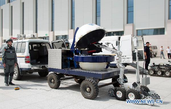 An EOD robot removes a suspected explosion in an anti-terror drill at Tianjin Meijiang Convention and Exhibition Center in Tianjin, east China, Sept. 8, 2010, as a part of preparation for the 2010 Summer Davos Forum which will kick off Sept. 13. 