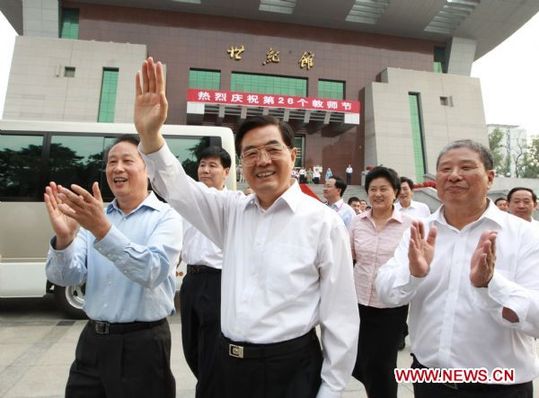 Chinese President Hu Jintao waves for students and teachers in the Renmin University of China in Beijing, Sept. 9, 2010.