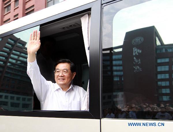 Chinese President Hu Jintao waves for students and teachers in the Renmin University of China in Beijing, Sept. 9, 2010. 