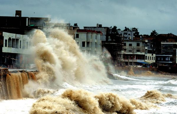 Photo taken on Sept. 10, 2010 shows high waves hitting a port in Pinghai Town of Putian, southeast China's Fujian Province, Sept. 10, 2010. Meranti, the 10th typhoon that hit China this year, made landfall at Fujian on Friday, according to provincial flood control authorities. (Xinhua/Zhang Guojun) (zn) 