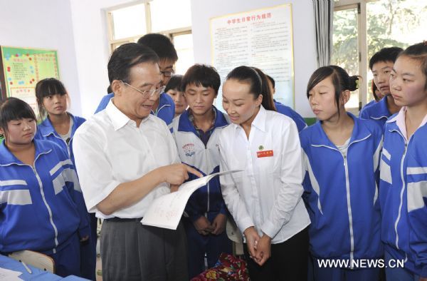 Chinese Premier Wen Jiabao talks with a teacher and her students at a middle school in Xinglong County, north China's Hebei Province on Sept. 10, 2010. 