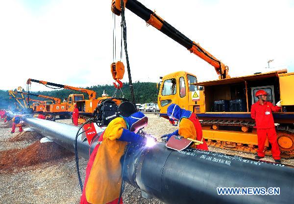 Constructors work at the project as the China-Myanmar oil and gas pipelines formally started Chinese section construction in Anning of Southwest China's Yunnan province, on Sept. 10, 2010.