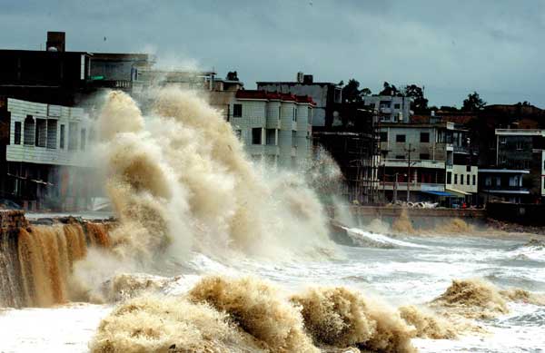Towering waves slam a dock in Putian city, east China&apos;s Fujian Province, after Meranti, the 10th typhoon to hit China this year, made landfall in Fujian at 3:30 AM on Friday.