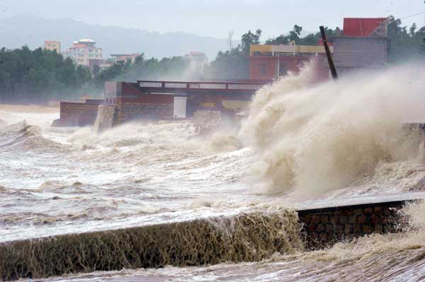 Towering waves slam a dock in Putian city, east China&apos;s Fujian Province, after Meranti, the 10th typhoon to hit China this year, made landfall in Fujian at 3:30 AM on Friday.