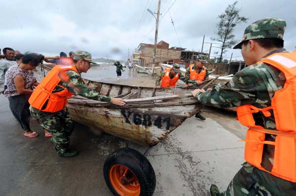 Soldiers help people evacuate fishing boats, as tropical storm Meranti made landfall in Fujian at 3:30 AM on Friday. 