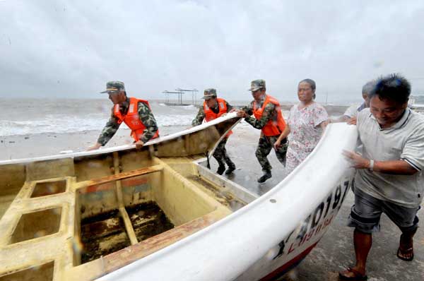 Soldiers help people evacuate fishing boats, as tropical storm Meranti made landfall in Fujian at 3:30 AM on Friday. 