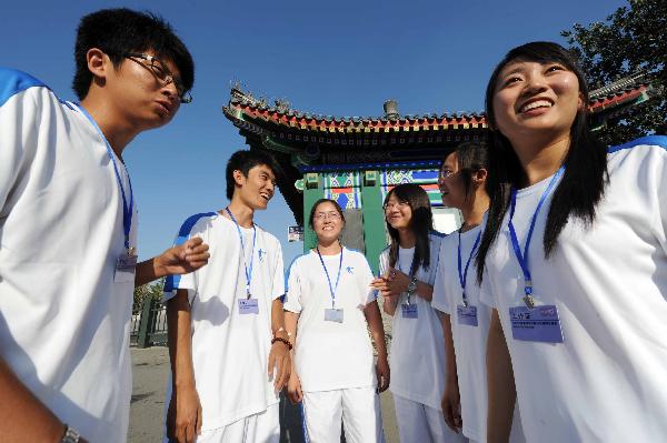 Volunteers talk with each other outside the Memorial Hall of Zhou Enlai and Deng Yingchao in Tianjin, north China, Sept. 11, 2010.