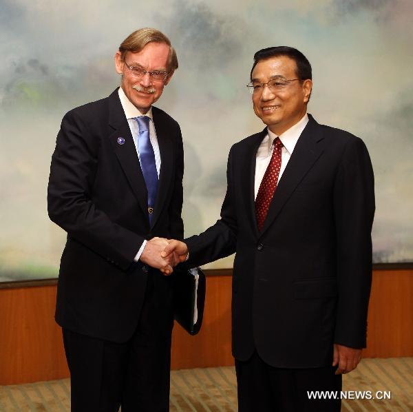 Chinese Vice Premier Li Keqiang (R) meets with World Bank President Robert Zoellick in Beijing, Sept. 13, 2010.