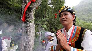 A man of Gelao ethnic group presides over a tree honoring ceremony in Multi-ethnic Autonomous County of Longlin, southwest China's Guangxi Zhuang Autonomous Region, Sept. 13, 2010. The tree honoring ceremony, a traditional event for people of Gelao ethnic group to honor their ancestors, was held here Monday.