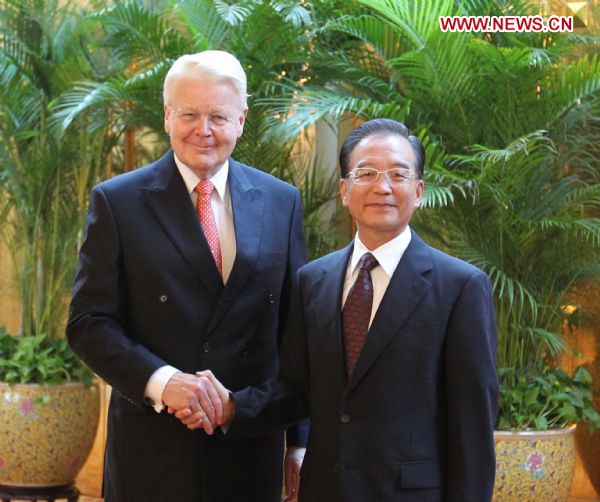 Chinese Premier Wen Jiabao (R) shakes hands with Iceland's President Olafur Ragnar Grimsson in north China's Tianjin Municipality, Sept. 13, 2010. (Xinhua/Ding Lin)(axy) 