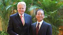 Chinese Premier Wen Jiabao (R) shakes hands with Iceland's President Olafur Ragnar Grimsson in north China's Tianjin Municipality, Sept. 13, 2010.