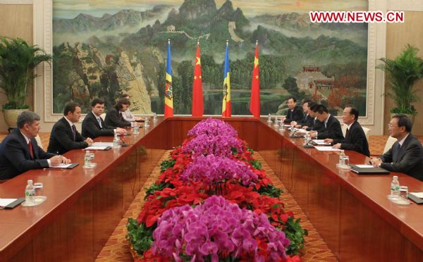 Chinese Premier Wen Jiabao (2nd R) talks with Moldova's Prime Minister Vlad Filat (2nd L) in north China's Tianjin Municipality, Sept. 13, 2010. (Xinhua/Ding Lin)(axy) 