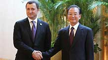 Chinese Premier Wen Jiabao (R) shakes hands with Moldavia's Prime Minister Vlad Filat in north China's Tianjin Municipality, Sept. 13, 2010.